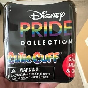 NWT Walt Disney Pride Cute Cuff Buddy Miss Piggy. Snap, hug and go!